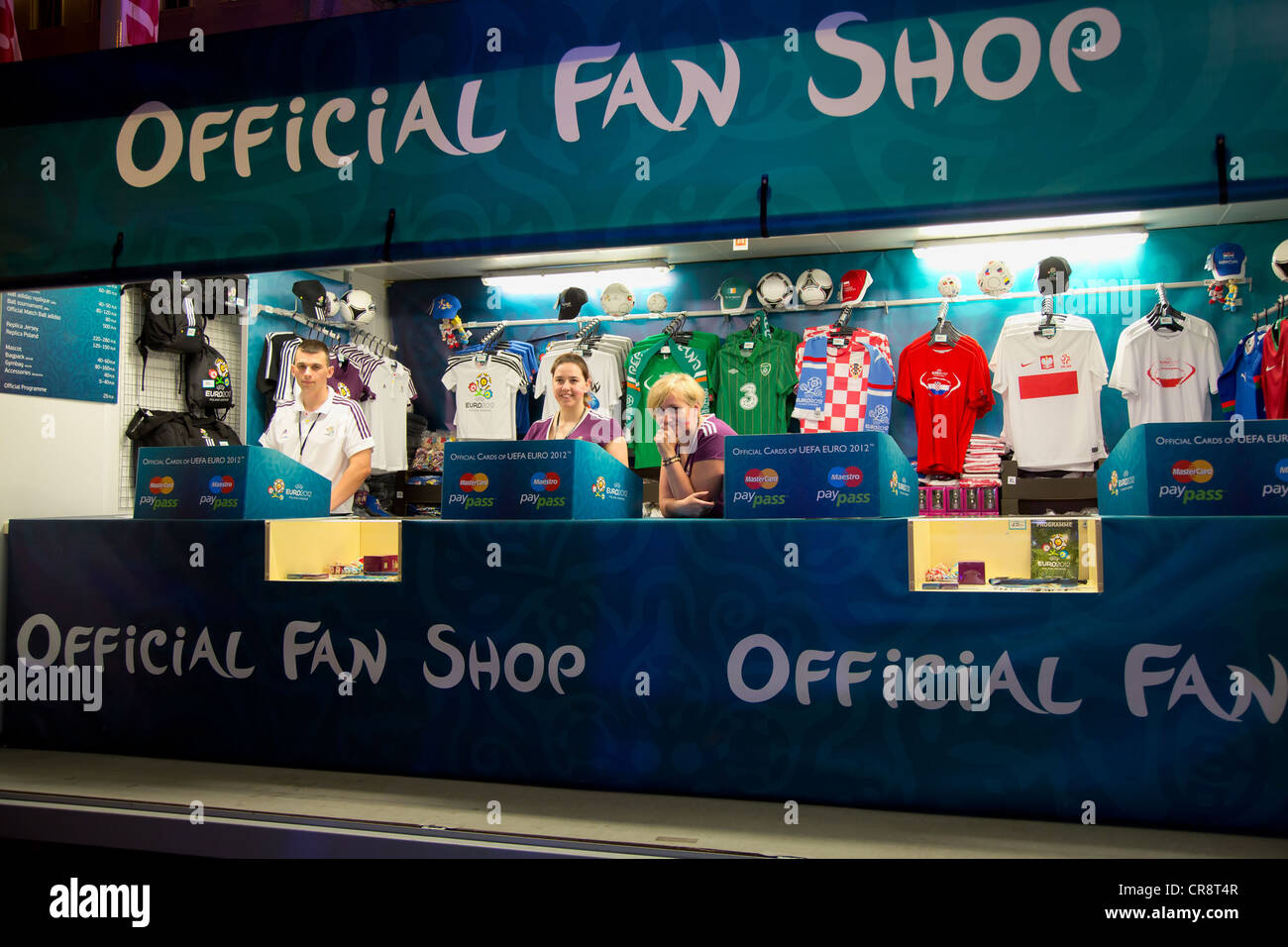 Un fan shop all'UEFA Fan Zone su Plac Wolnosci, Poznan, Polonia Foto Stock