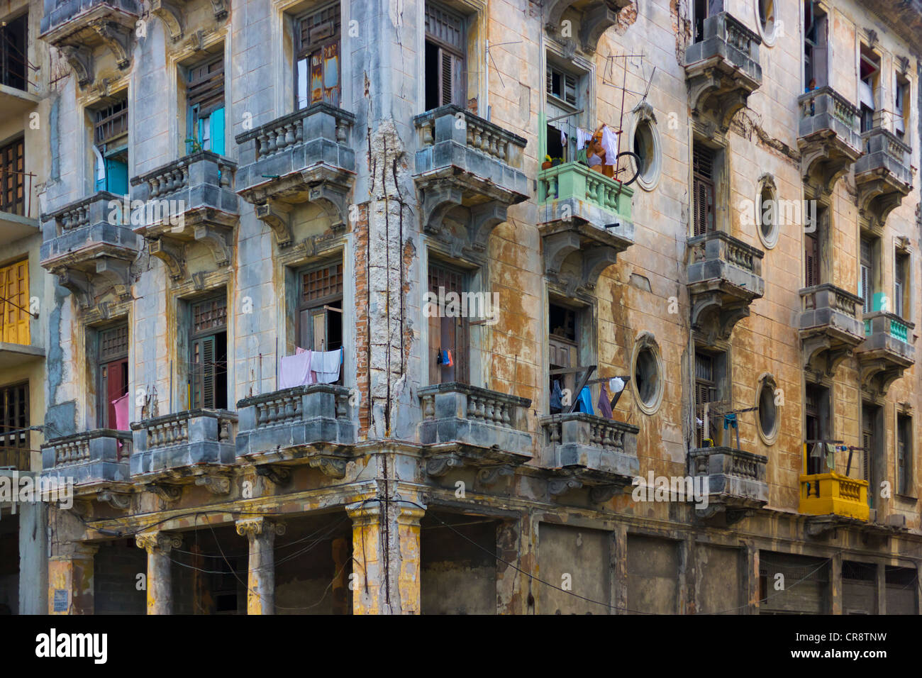 Il vecchio edificio in centro storico, l'Avana, patrimonio mondiale dell UNESCO, Cuba Foto Stock