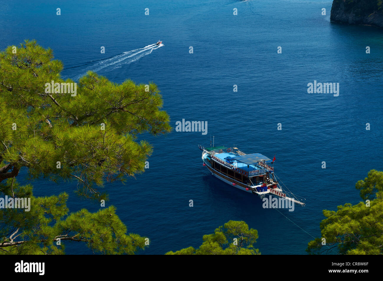 Escursione barche, Blaue Reise barca in Oeluedeniz vicino a Fethiye, Costa Turca dell'Egeo, Turchia Foto Stock