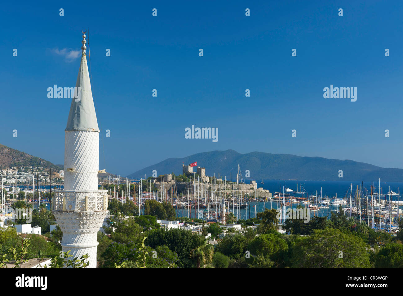 Vista del centro storico, il porto e la Basilica di San Pietro, Castello di Bodrum, Costa Turca dell'Egeo, Turchia Foto Stock