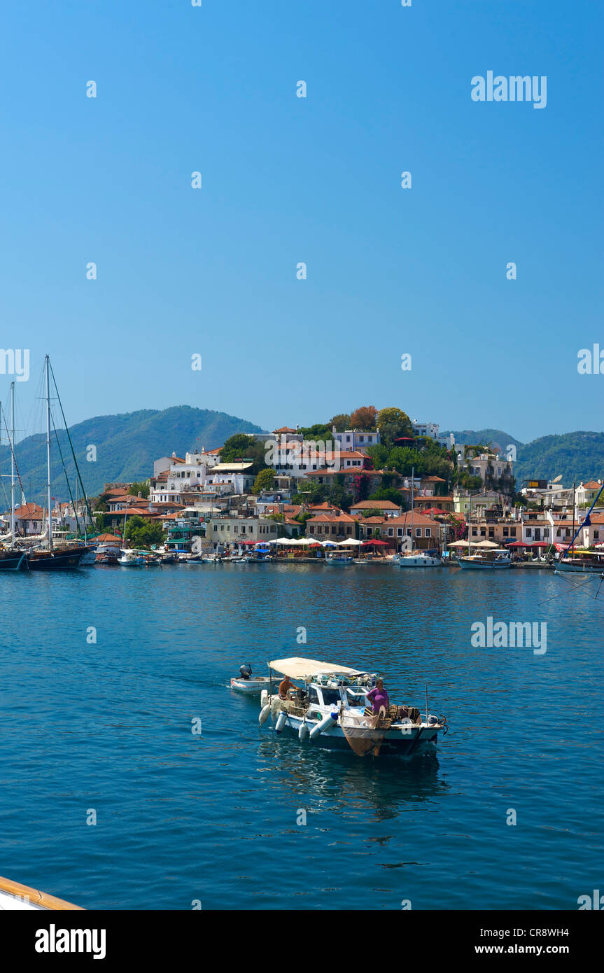 Barca fuori la storica città di Marmaris, Costa Turca dell'Egeo, Turchia Foto Stock