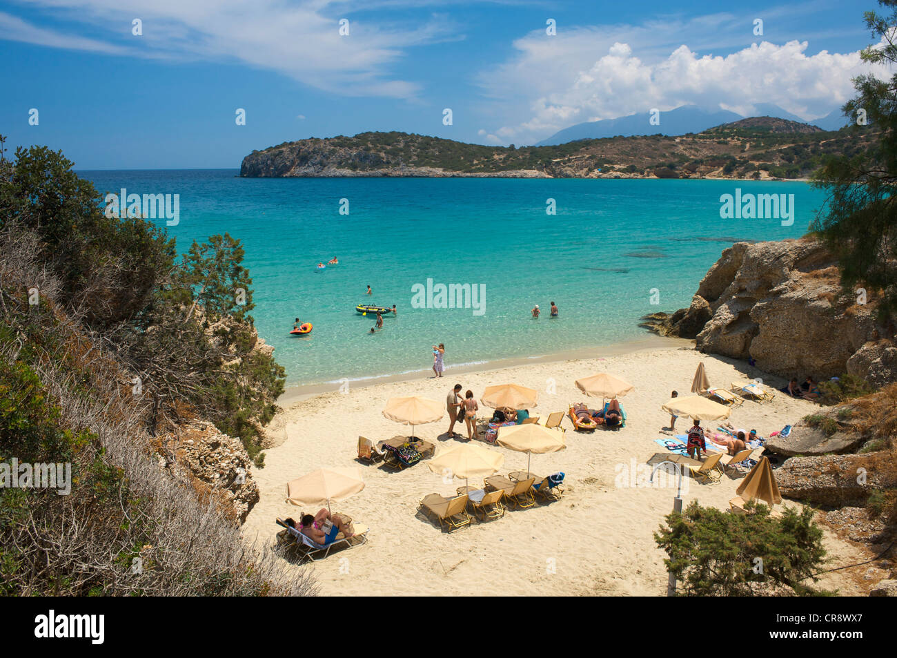 Sulla spiaggia della Baia di Mirambellou in Agios Nikolaos, Creta, Grecia, Europa Foto Stock