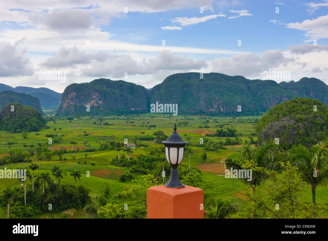 Colline calcaree e terreni agricoli in Vinales Valley, sito Patrimonio Mondiale dell'UNESCO, Cuba Foto Stock