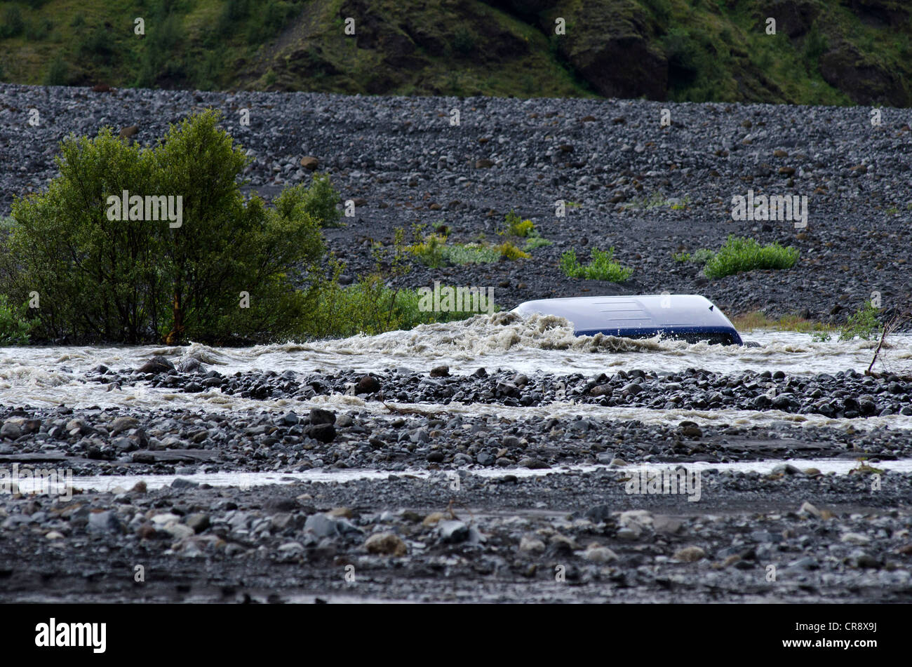 Una jeep, affondata nel fiume glaciale di Krossá, Þórsmoerk, Islanda, Europa Foto Stock