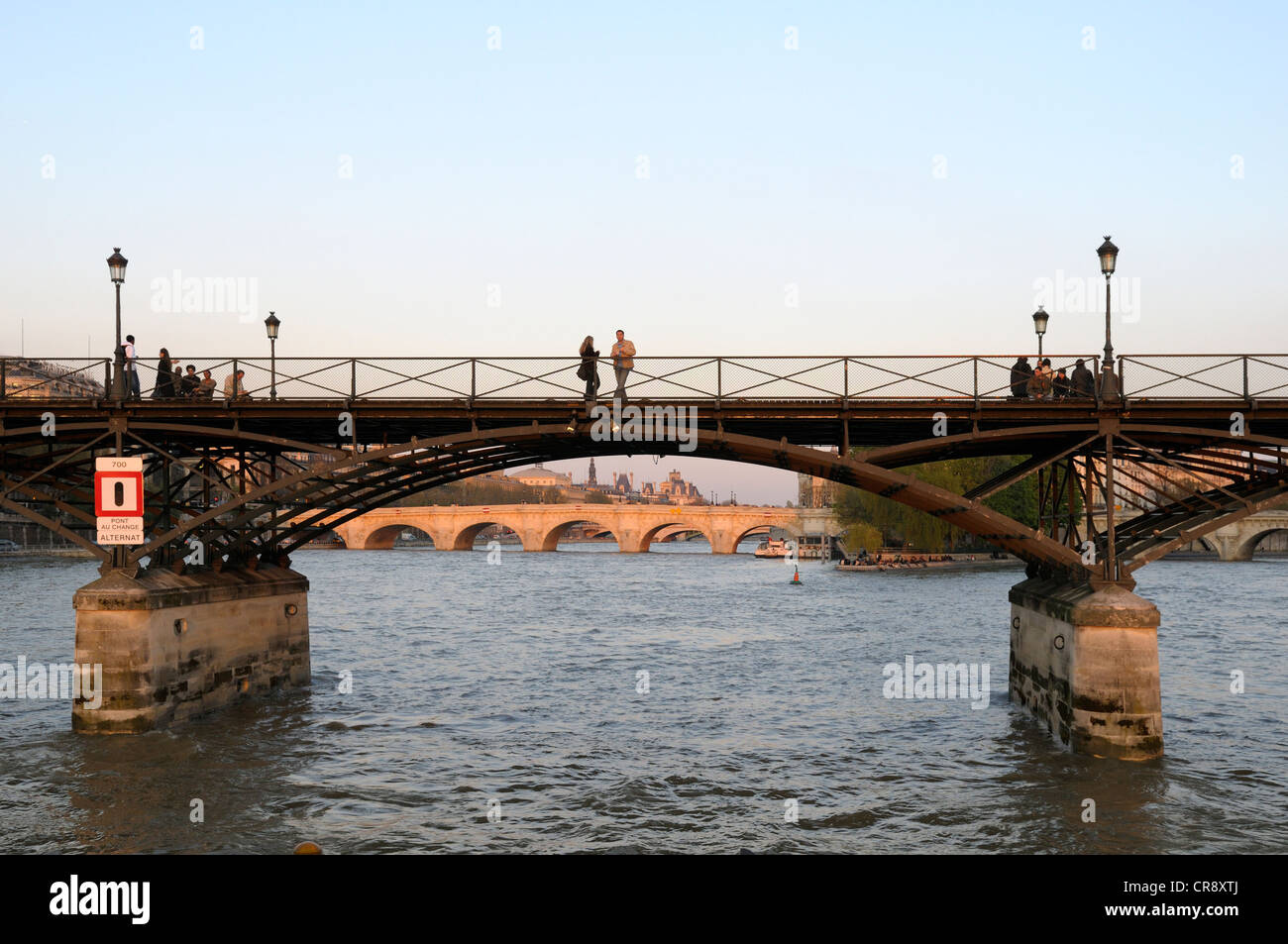 Matura in piedi sul Pont des Arts bridge, Parigi, Francia, Europa Foto Stock