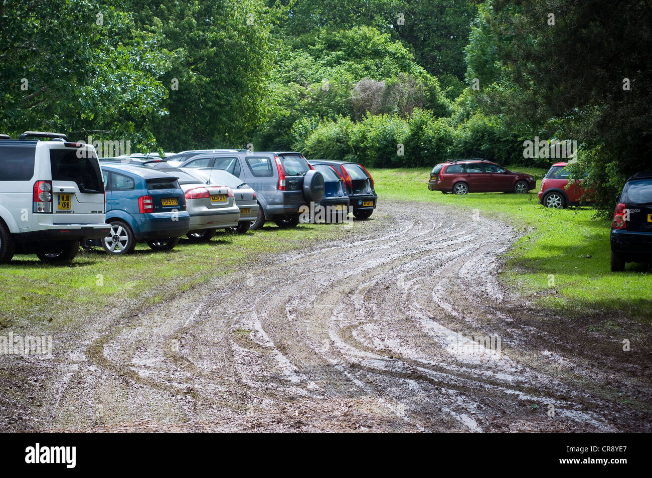 Festival fangoso campo utilizzato come parcheggio auto Foto Stock