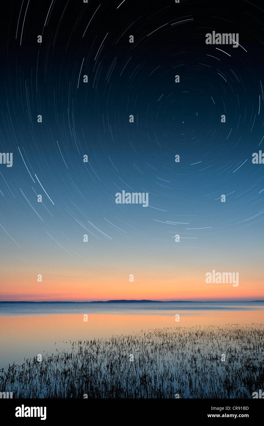 Atmosfera serale con tracce stellari, FOTO MONTAGE, Grosser Jasmunder Bodden, Ruegen, Meclemburgo-Pomerania Occidentale, Germania, Europa Foto Stock