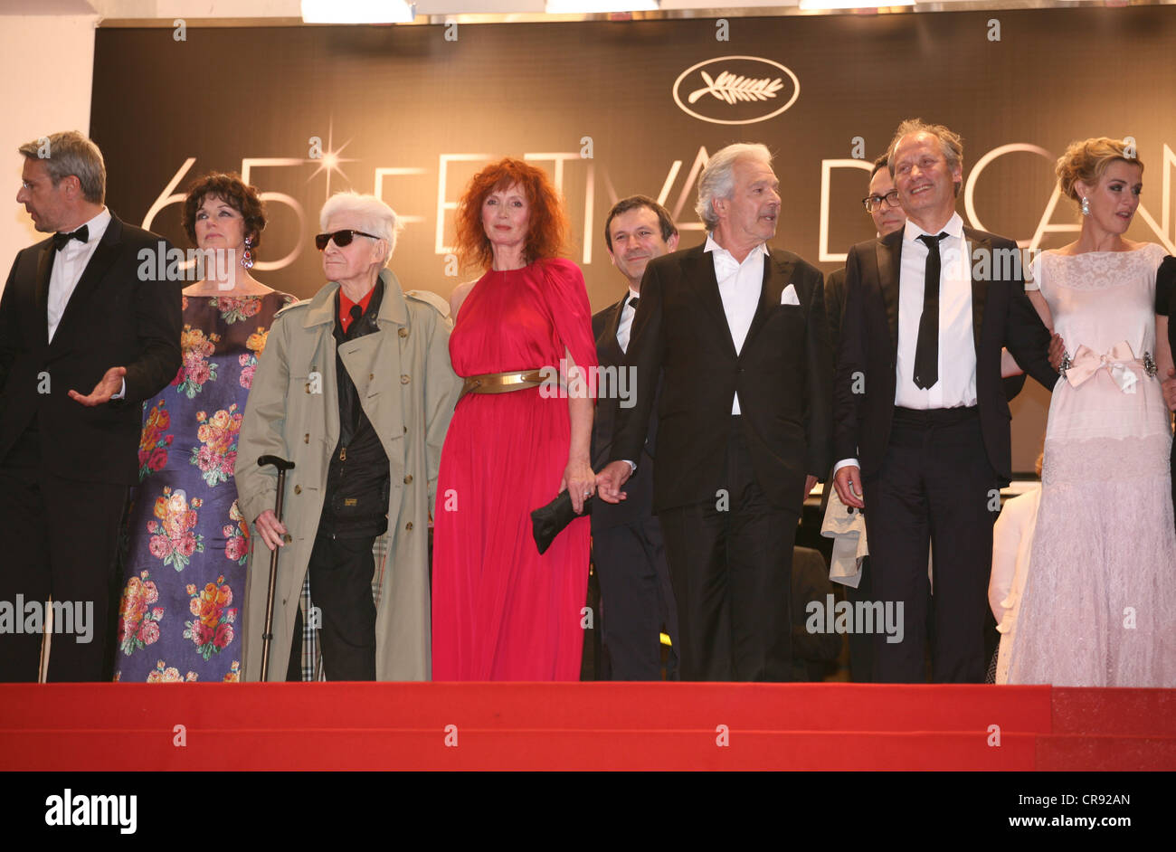 Regista Alain Resnais e cast a Vous n'Avez Encore Rien Vu screening di gala al sessantacinquesimo Festival del Cinema di Cannes Francia. Foto Stock