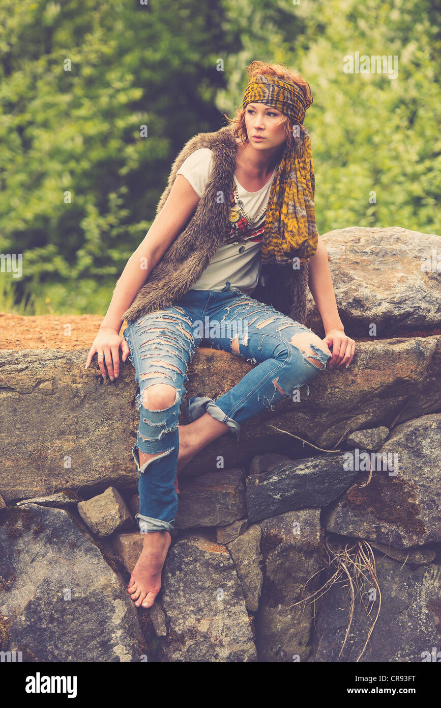 Una giovane bruna in una impostazione di estate Foto Stock