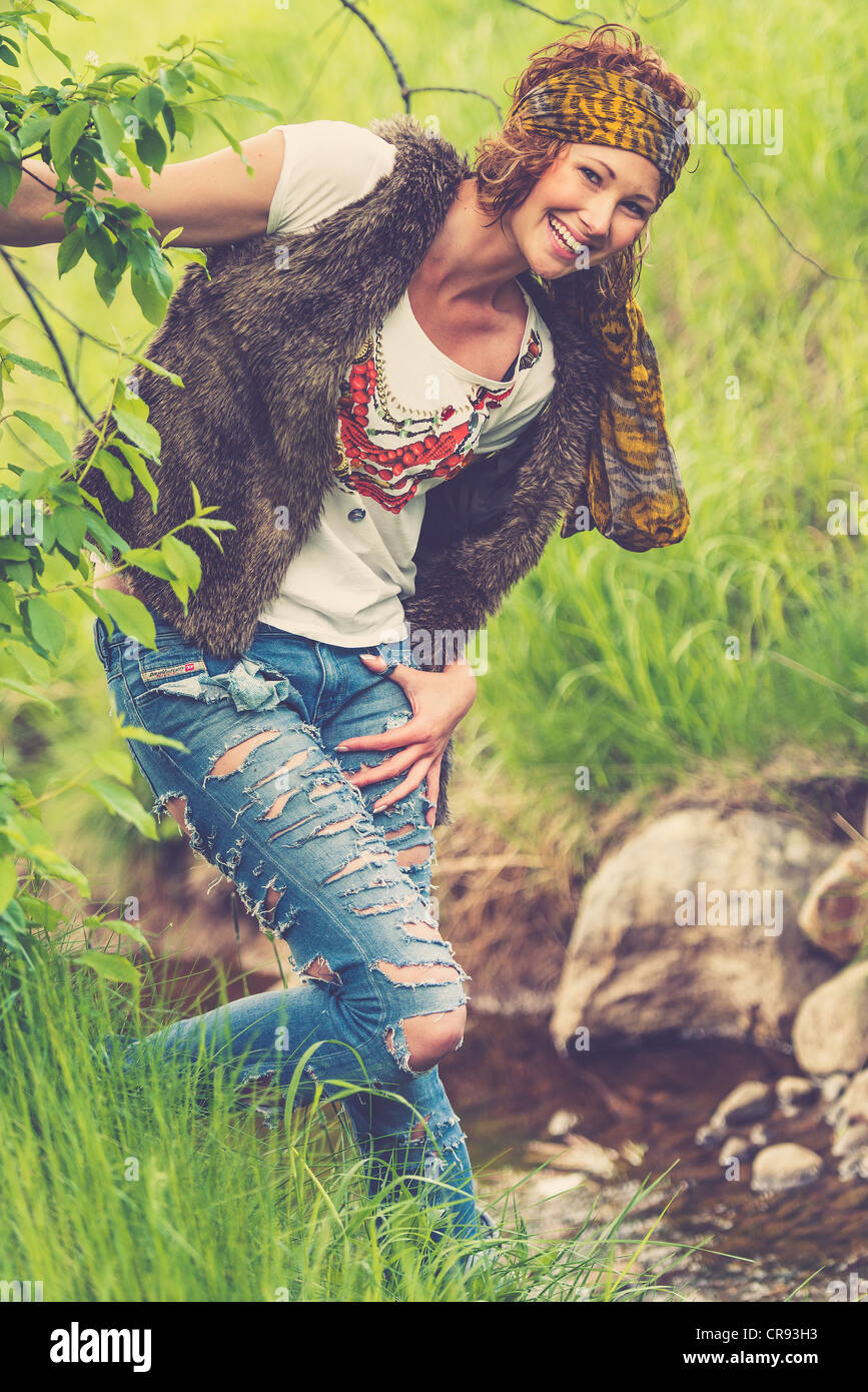 Una giovane bruna in una impostazione di estate Foto Stock