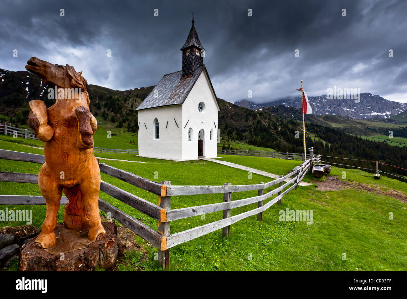 Una piccola cappella bianca accanto a Berghaus Zallinger in Alpe di Siusi  Alto Adige, Italia, Europa Foto stock - Alamy