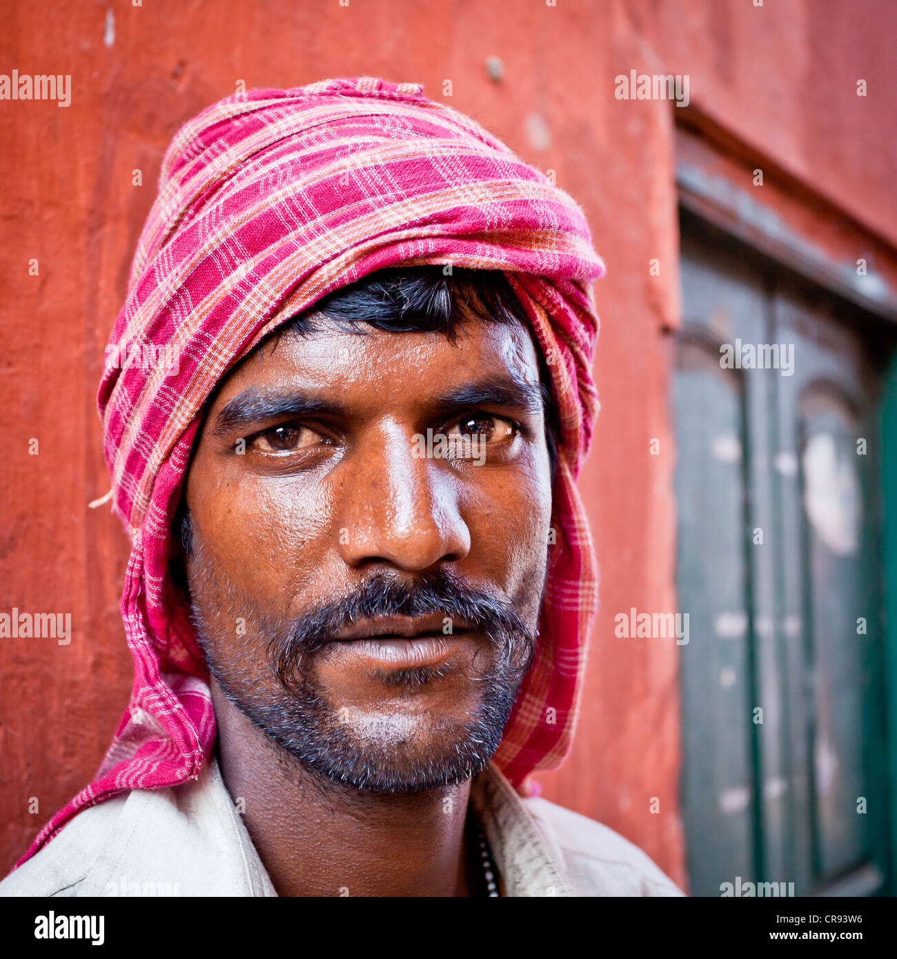 Ritratto di un operaio dal Malik Ghat Flower Market, Calcutta, India, Asia Foto Stock