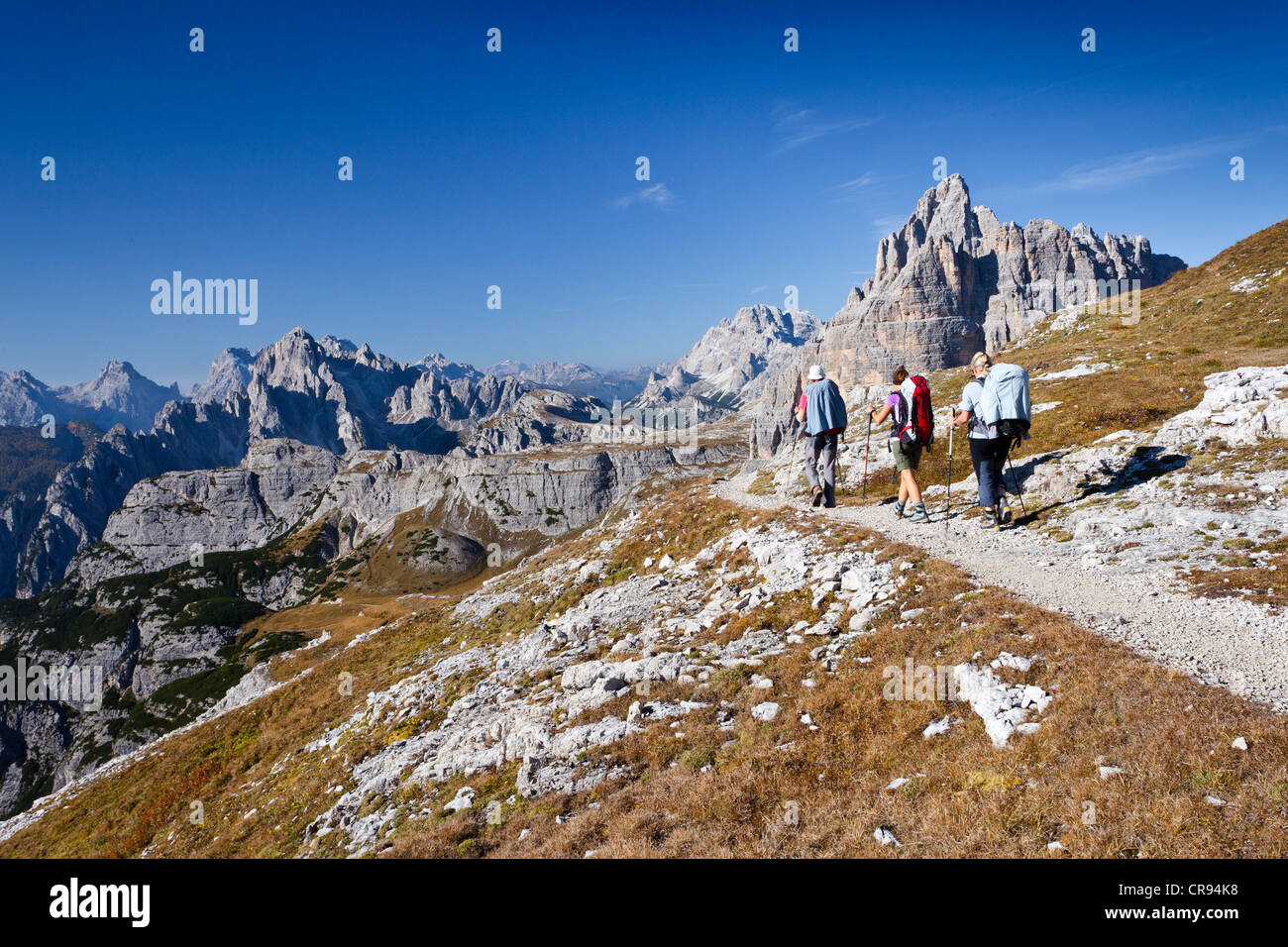 Gli escursionisti al Pian di Cengia ridge, arrampicata Mt Paterno, Tre Cime di Lavaredo massiccio, i Cadini di Misurina gruppo montuoso e Foto Stock