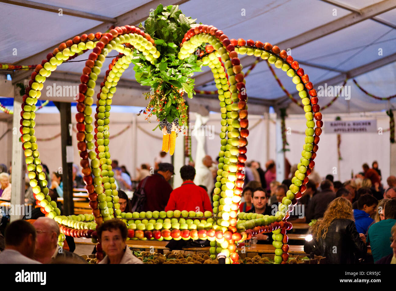 Corona fatta di mele, Toerggelefest festival di Termeno, provincia di Bolzano, Italia, Europa Foto Stock