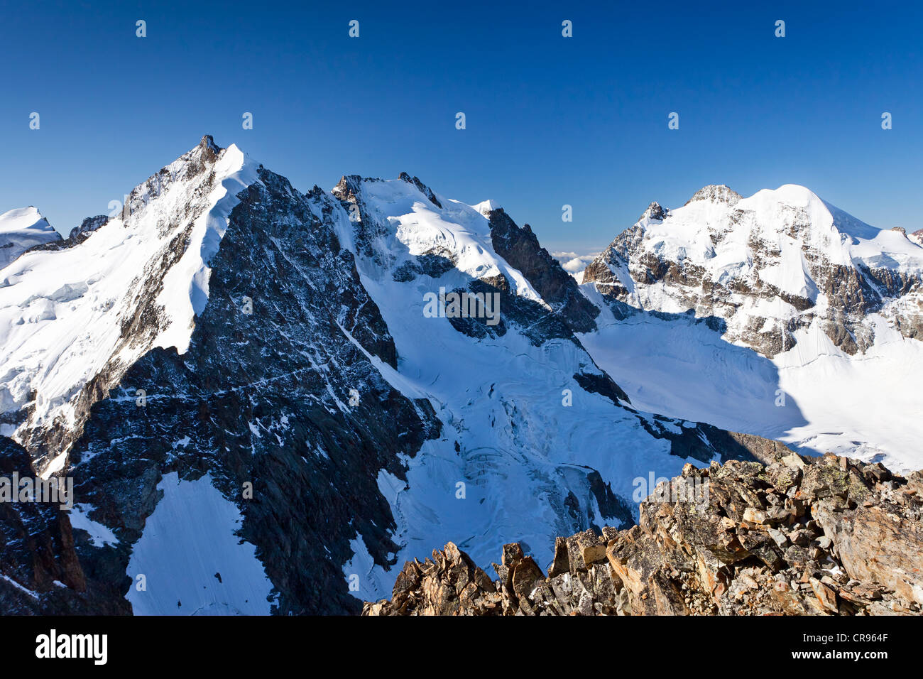 Vista dal Piz Morteratsch Mountain verso il Piz Roseg e il Piz Bernina montagne e Bianco Ridge, Bernina gamma, Grigioni Foto Stock