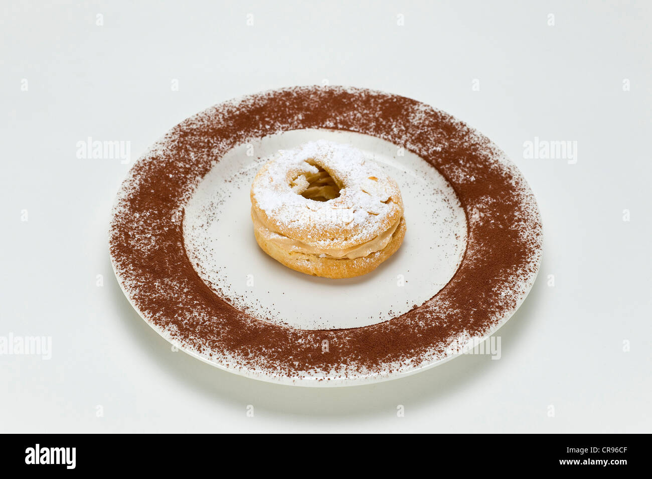 Prodotti di pasticceria francese 'Paris-Brest' denominata dopo la corsa di ciclismo, bignè con vari ripieni, originariamente con crema di burro Foto Stock