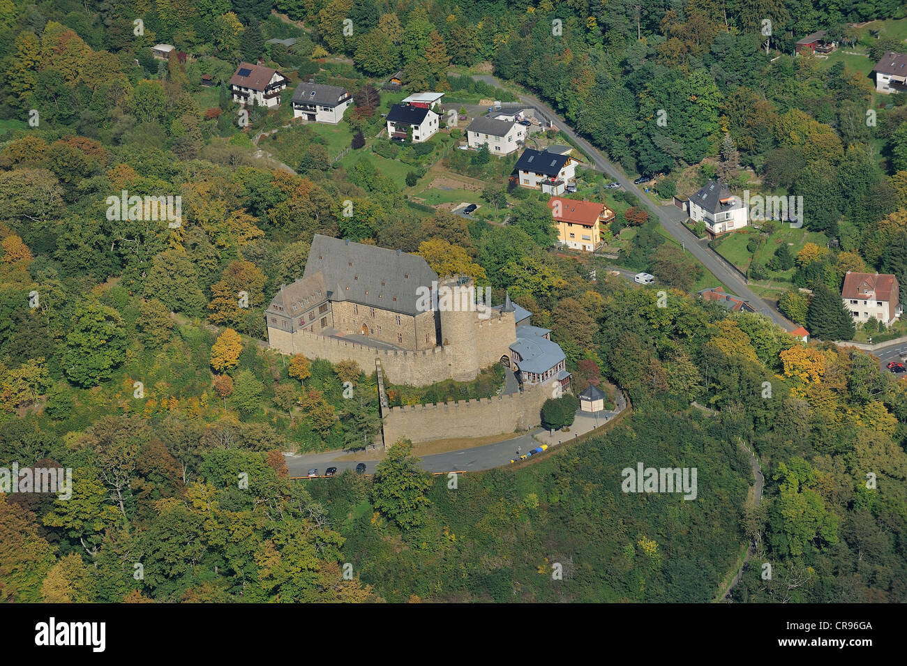 Vista aerea di Schloss Biedenkopf Castello con l'Entroterra Museum di Palas, bergfried, mura del castello Il castello e terrazze Foto Stock