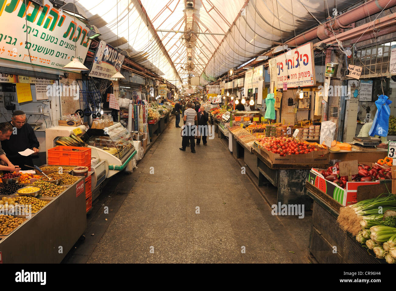 Corsia di shopping al mercato coperto al Jewish Mahane Yehuda Market, Jaffa Road, Gerusalemme, Israele, Medio Oriente e Asia sud-ovest Foto Stock