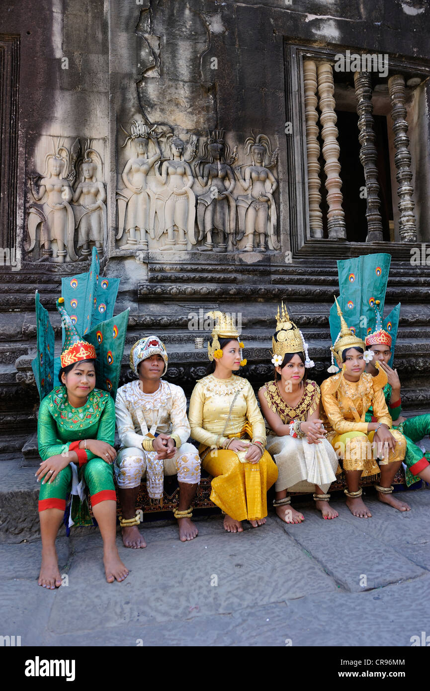 Khmer gruppo folk con costumi di scena dalla mitologia indù nel centro di Angkor Wat, Cambogia, Asia sud-orientale, Asia Foto Stock