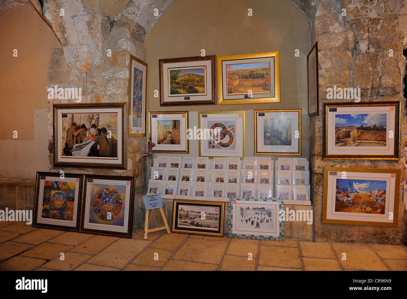 Vendita di dipinti nel quartiere ebraico, estensione del cardo, la città vecchia di Gerusalemme, Israele, Medio Oriente Foto Stock