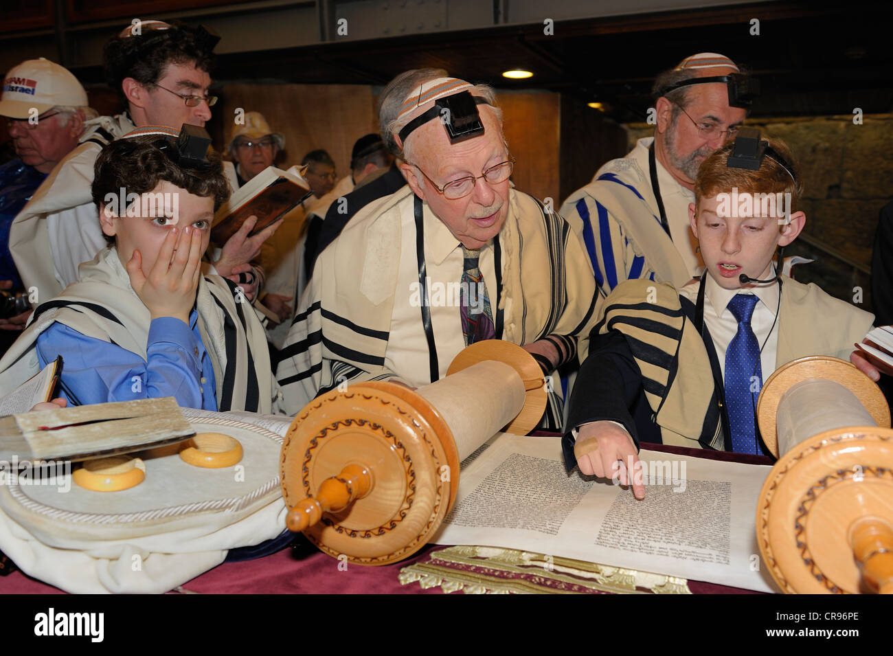 Bar Mitzvà, ebraiche provenienti di età rituale, pubblica lettura dai libri dei Profeti, Haftarah, parte sotterranea del Foto Stock