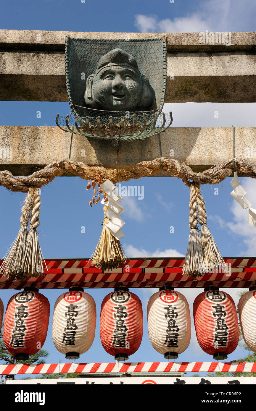 Torii gate con maschera e cesto di denaro per le donazioni, Ebisu Santuario, Gion, Kyoto, Giappone, Asia Foto Stock
