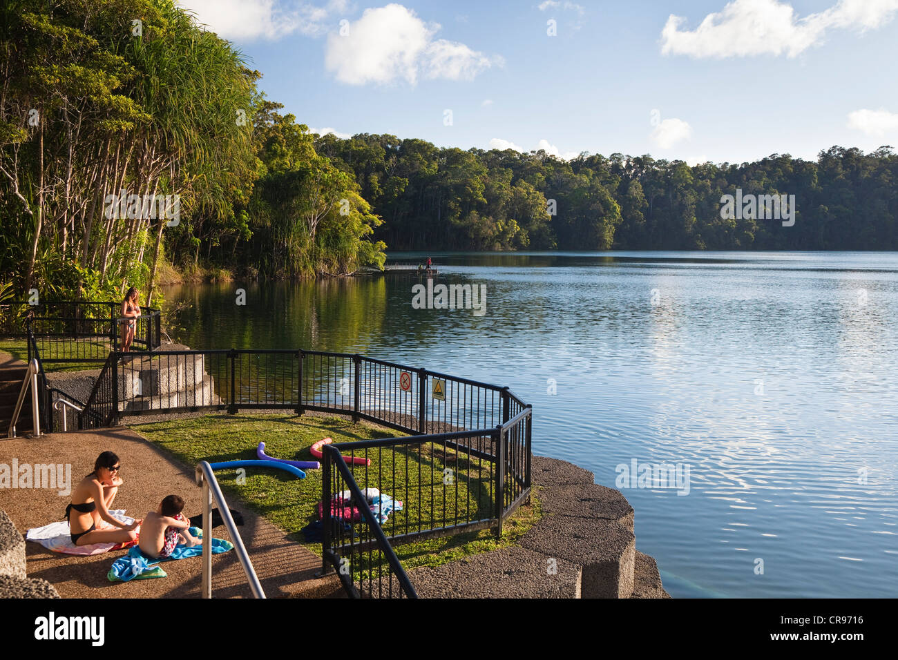 Lago Eacham, laghi cratere National Park, altopiano di Atherton, Queensland, Australia Foto Stock