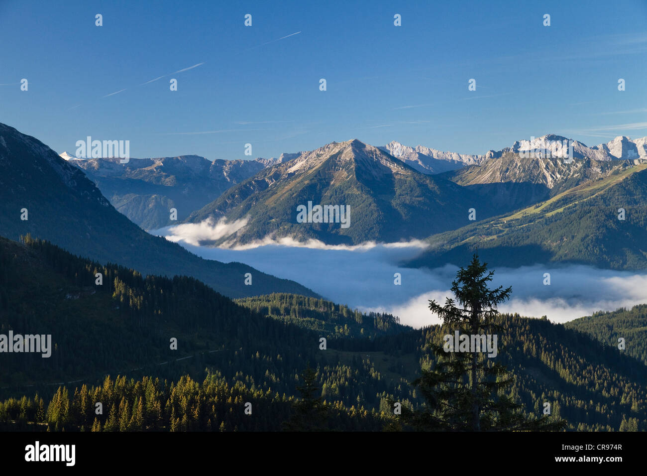 Vista dalla Blauberg montagne verso la valle Achental, Alpi Austria, Europa Foto Stock