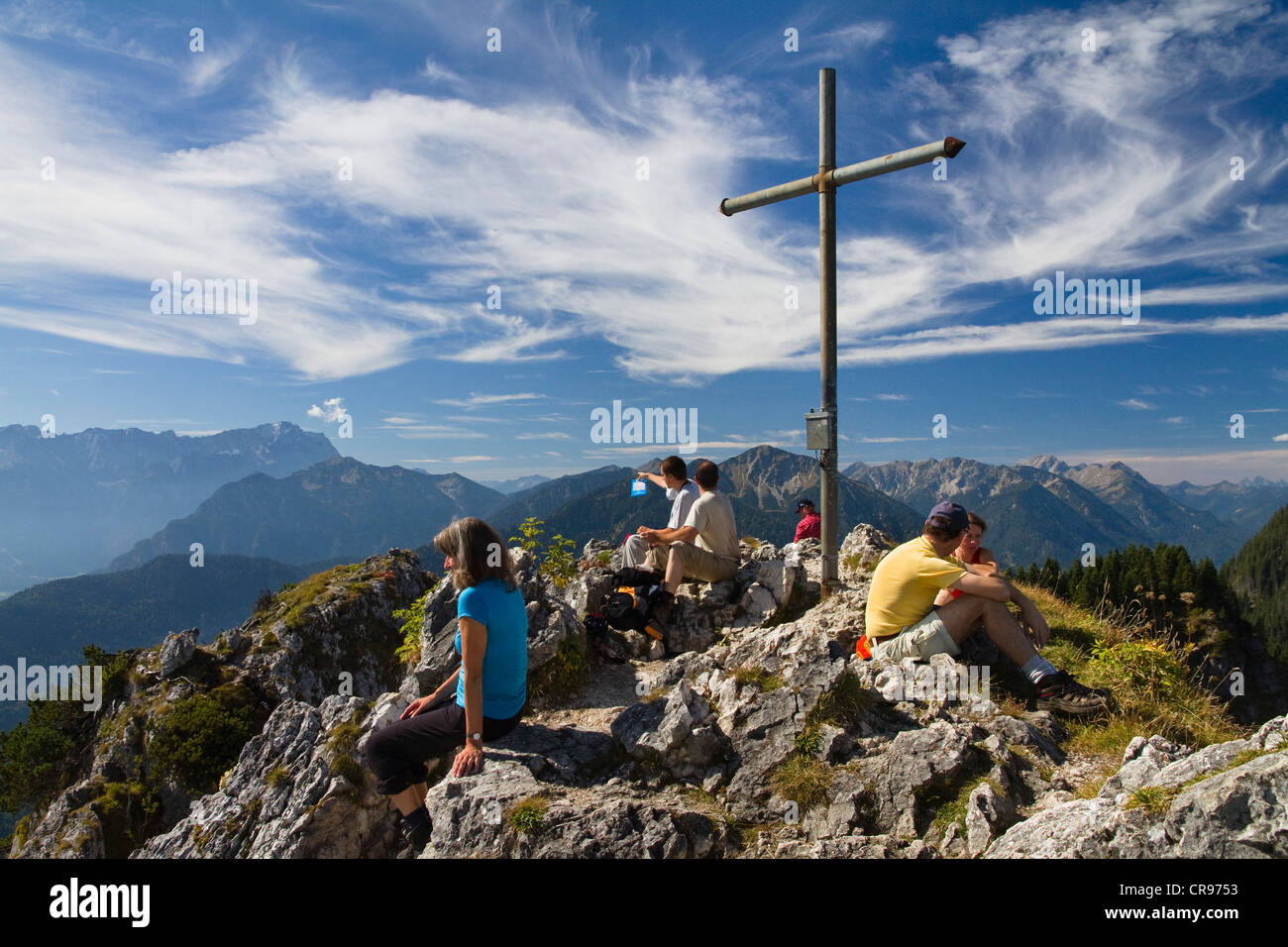 Vertice di croce sulla cima di Ettaler Mandl Mountain, Alpi Ammergau, Ammer montagne, Alta Baviera, Baviera, Germania, Europa Foto Stock