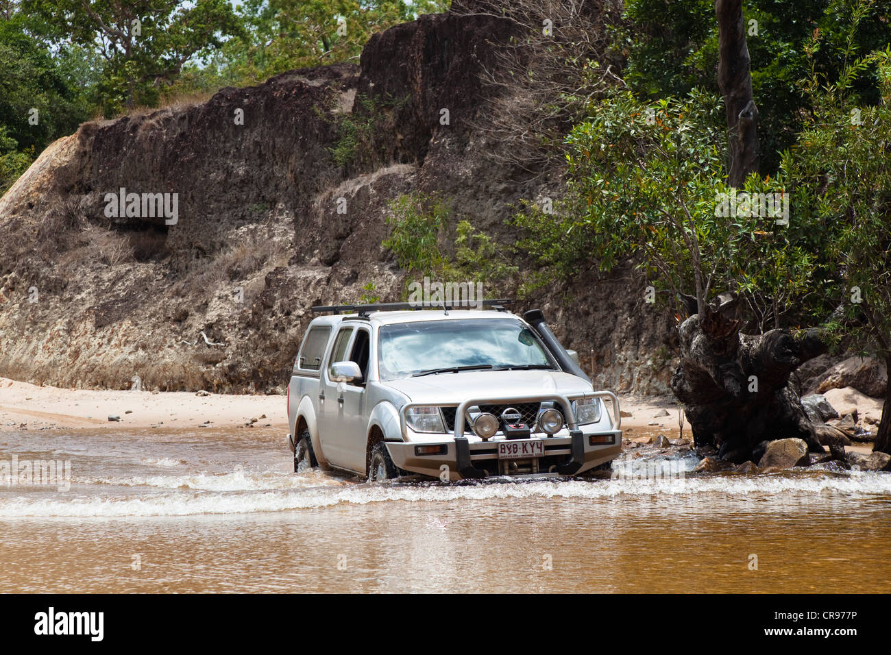 Jeep attraversando il fiume Archer, Cape York Peninsula, Queensland del nord Australia Foto Stock