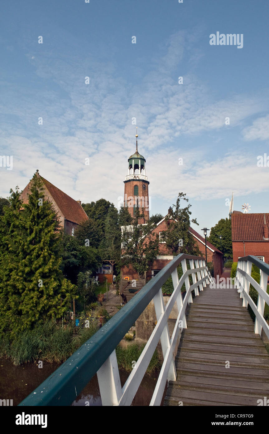 Ditzum chiesa del XIII secolo e ricostruito più volte, torre attuale nella forma di un faro, dal 1846, Luettje Bruegg a Foto Stock