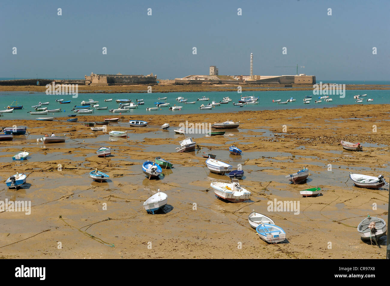 Barche a bassa marea sulla spiaggia, Castillo de San Sebastian, Cadice, Andalusia, Spagna, Europa Foto Stock