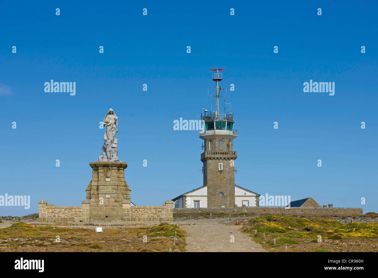 Faro, stazione radio, memoriale per i naufraghi, Plogoff, Bretagna, Francia, Europa Foto Stock