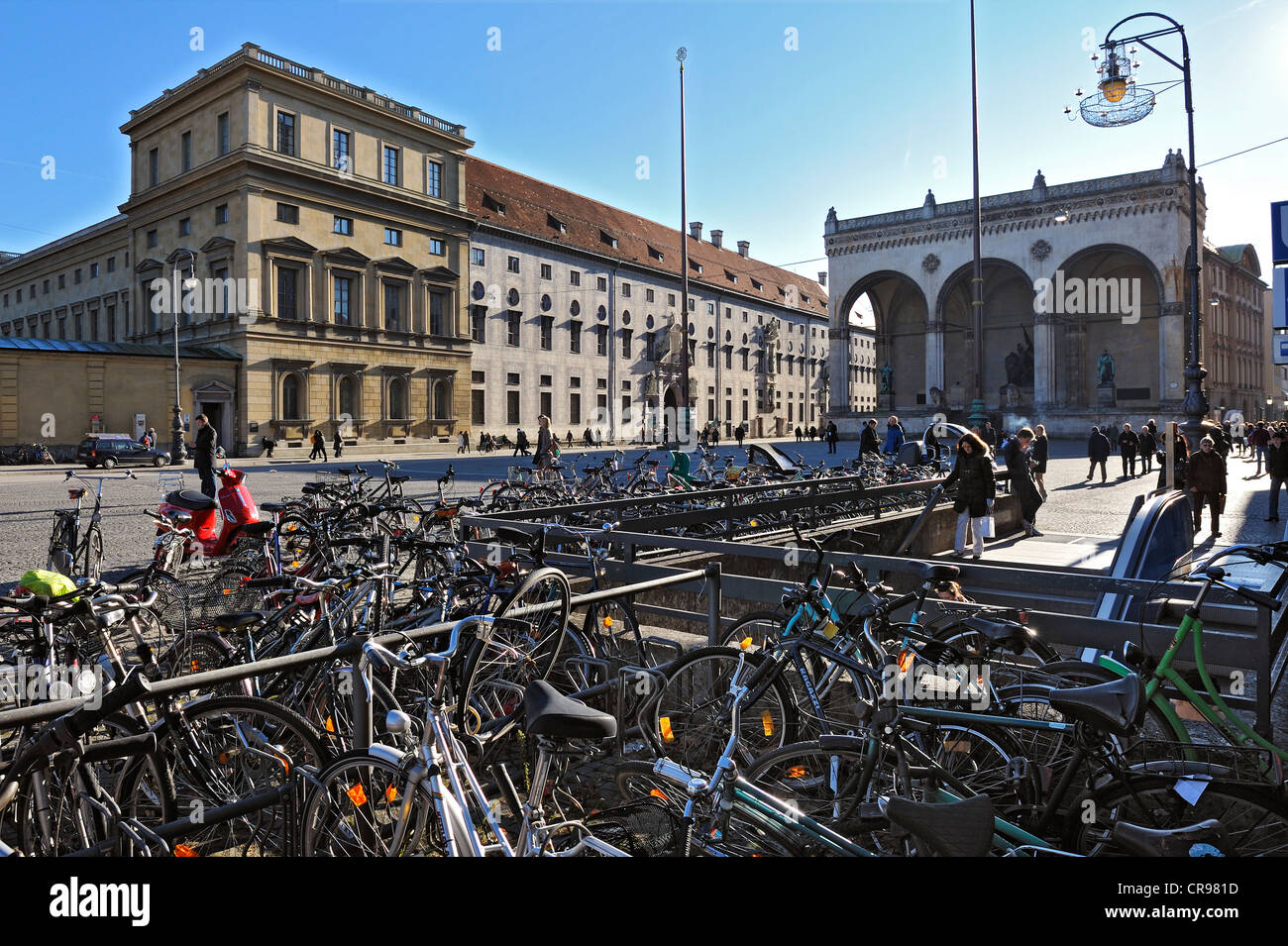 Le biciclette parcheggiate all Odeonsplatz square, Monaco di Baviera, Germania, Europa Foto Stock