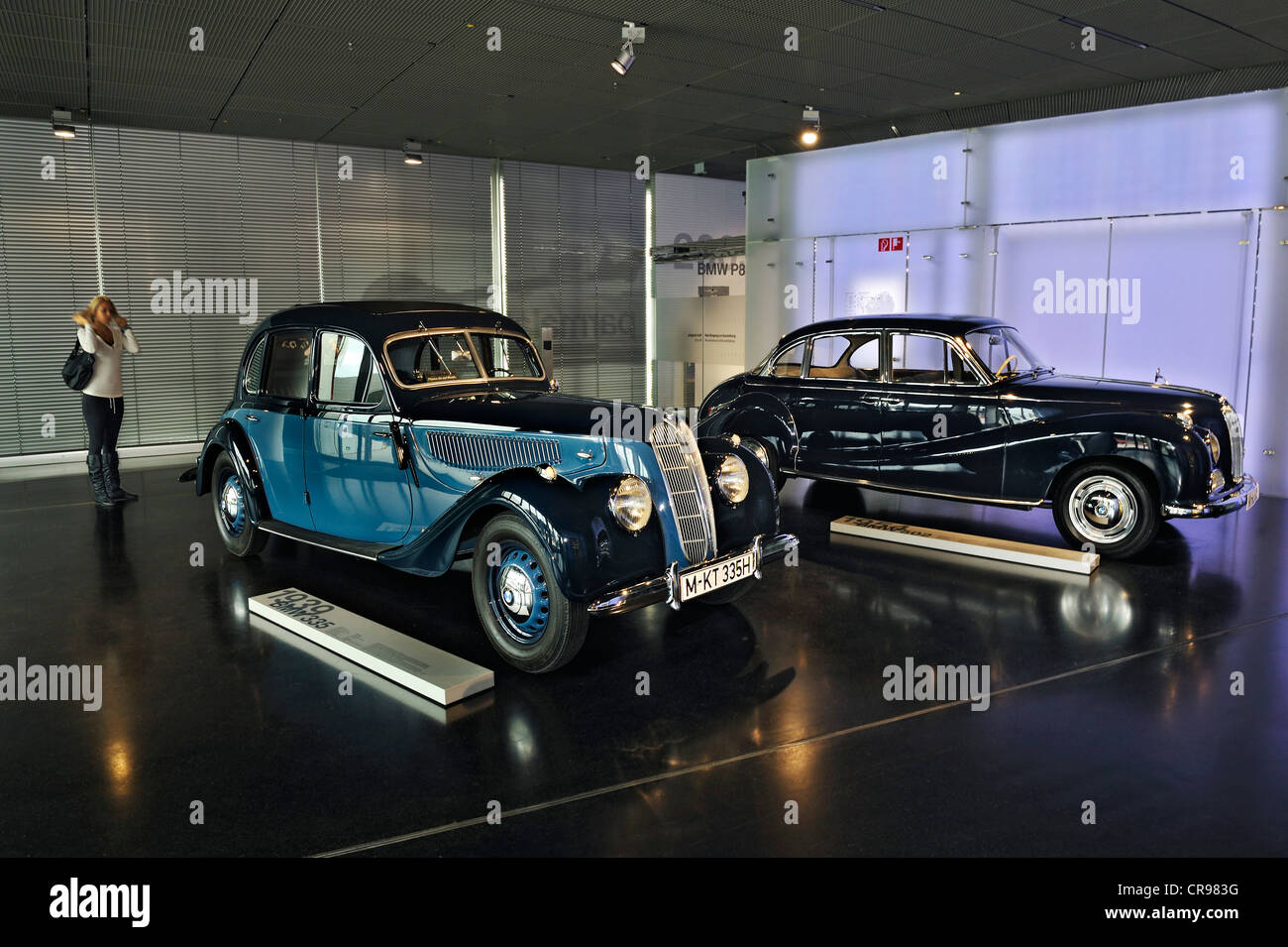 BMW-335 e 502, museo BMW Monaco di Baviera, Germania, Europa Foto Stock