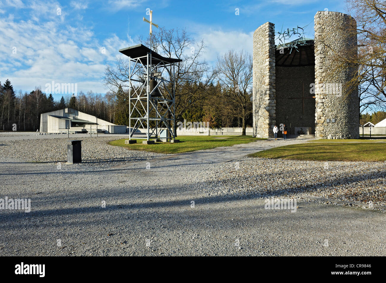 Agonia mortale di Cristo cappella con una torre campanaria e la chiesa della Riconciliazione sul camp grounds, campo di concentramento di Dachau Foto Stock