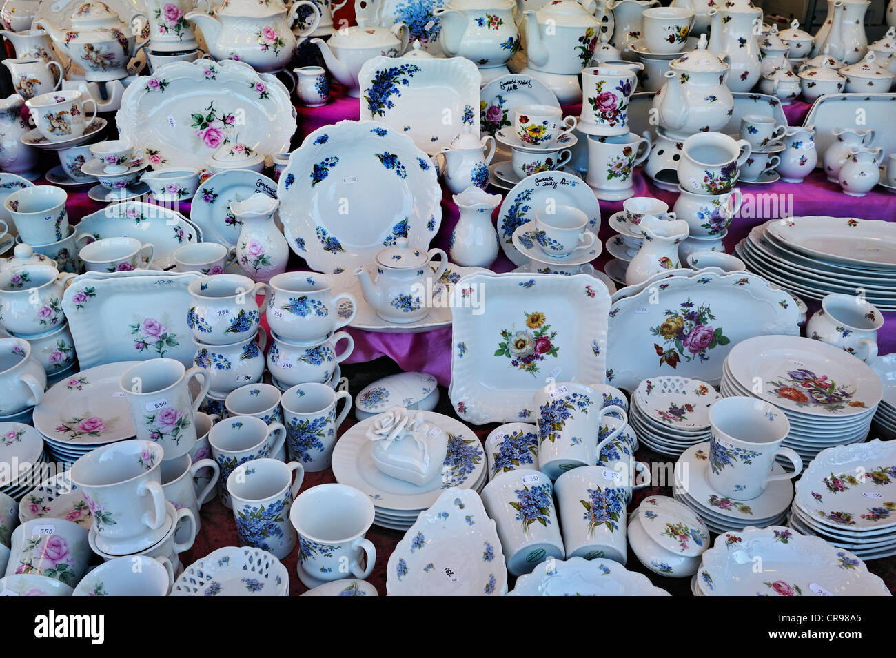 Bianco stoviglie di porcellana con divertenti disegni di animali, Auer Dult mercato, Monaco di Baviera, Germania, Europa Foto Stock