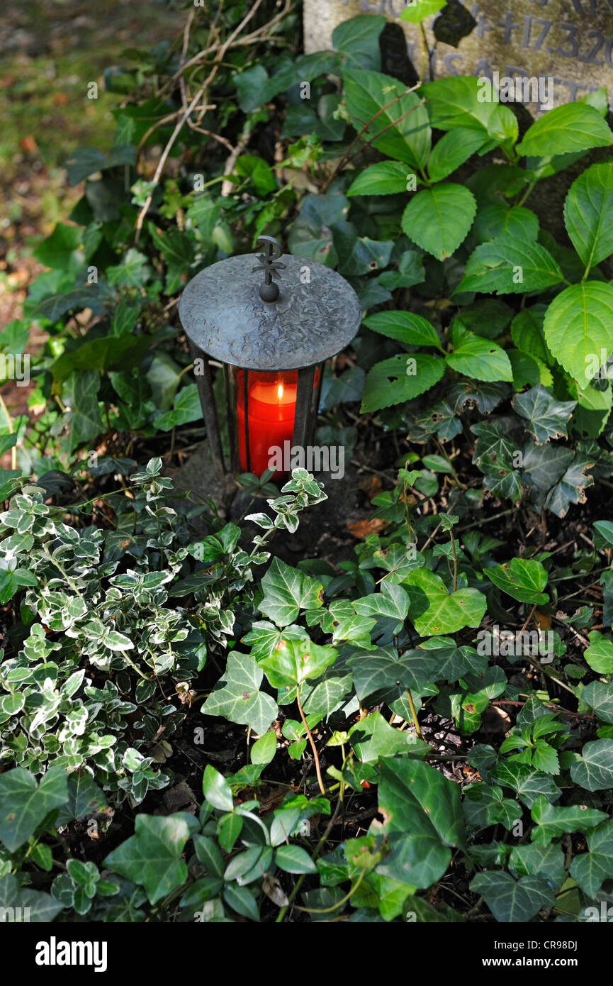 Candela votiva al cimitero Waldfriedhof, Monaco di Baviera, Germania, Europa Foto Stock