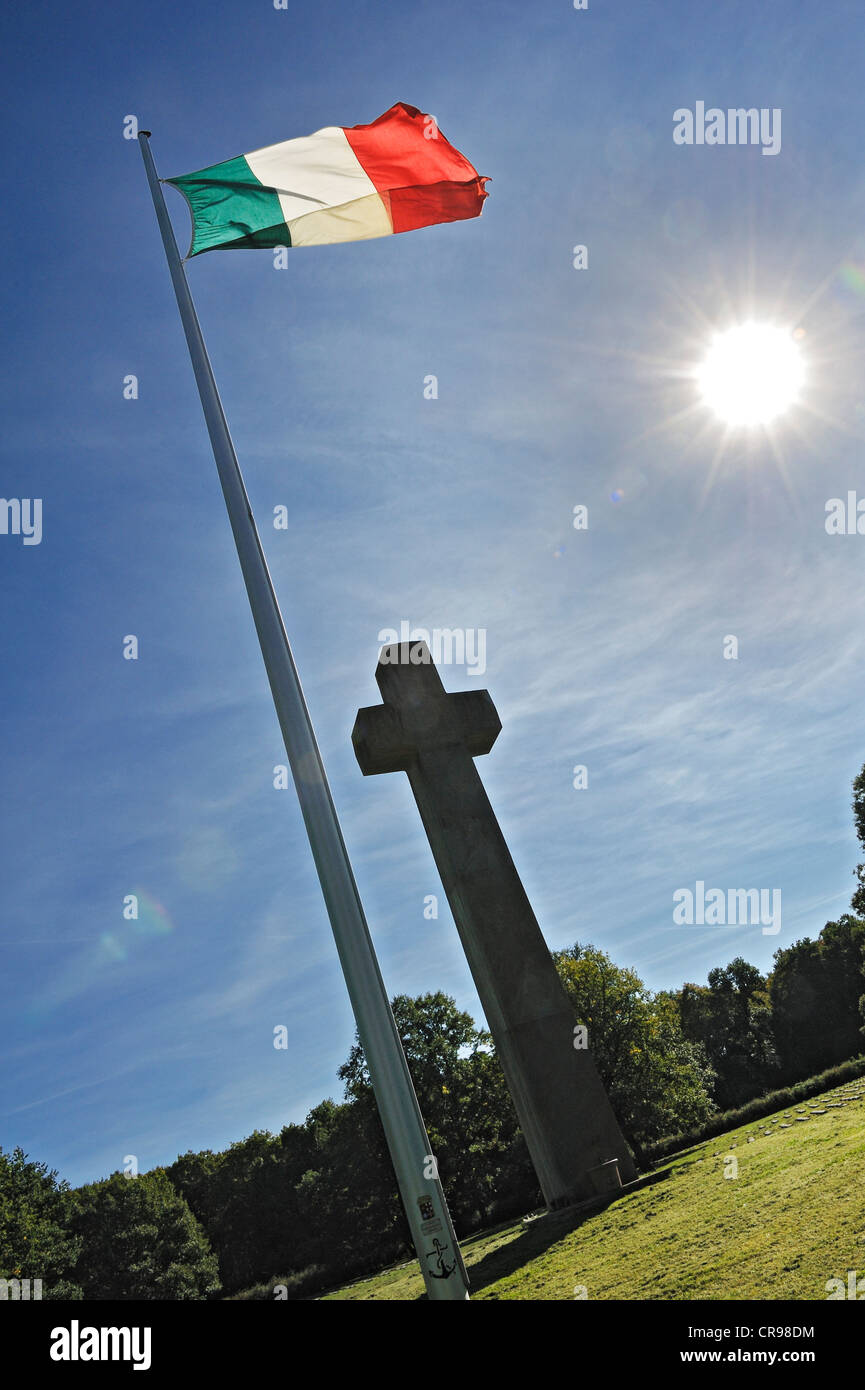 Bandiera Italiana e la croce, cimitero militare italiano di Monaco di Baviera, Germania, Europa Foto Stock