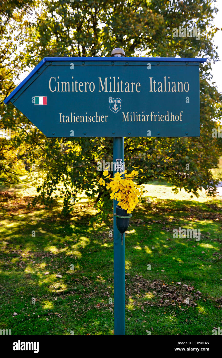 Informazioni segno, cimitero militare italiano di Monaco di Baviera, Germania, Europa Foto Stock