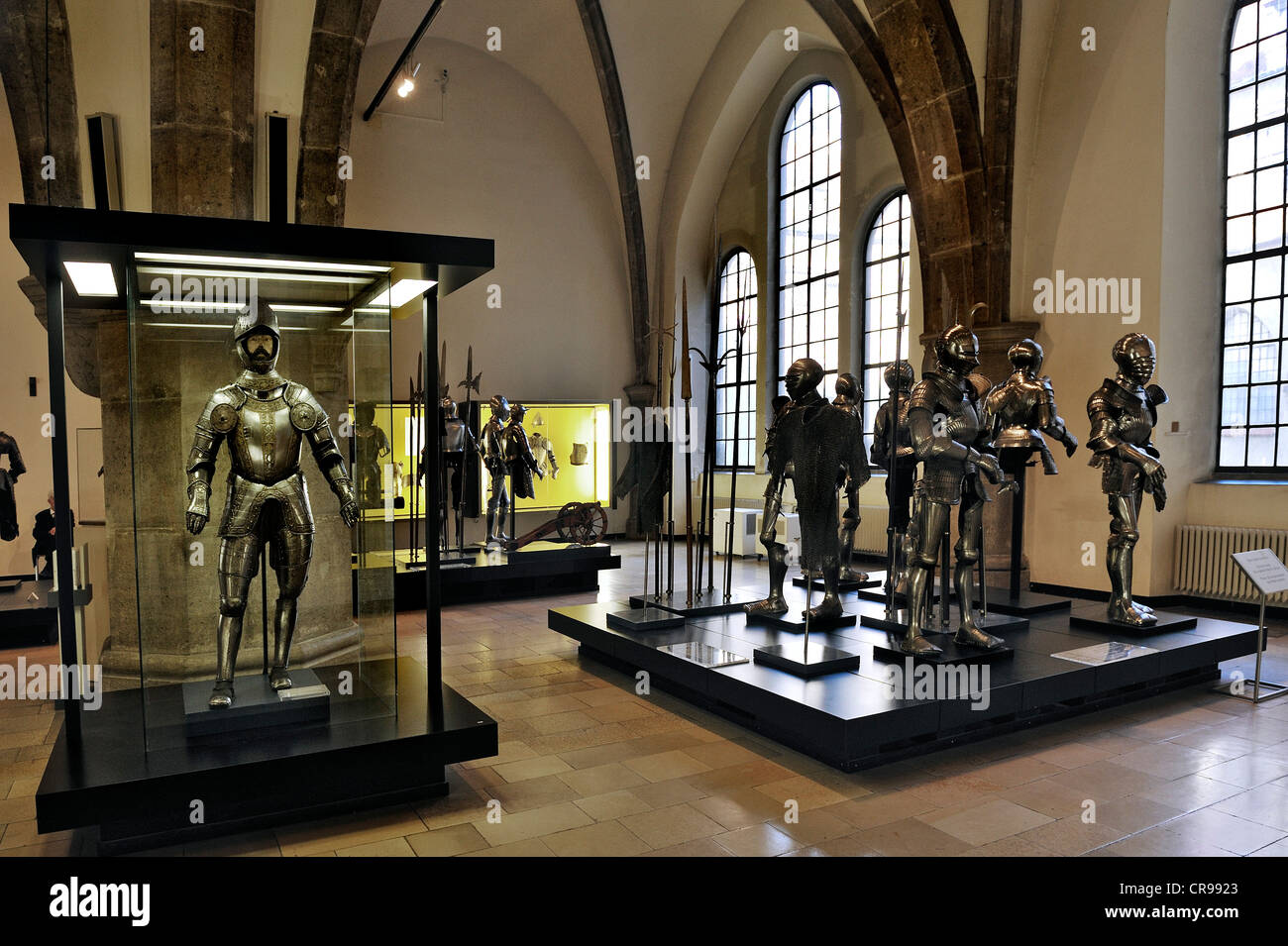 Hall con armatura medievale, piastra completa armatura dalla Germania meridionale, XVI secolo, Museo Nazionale Bavarese Foto Stock
