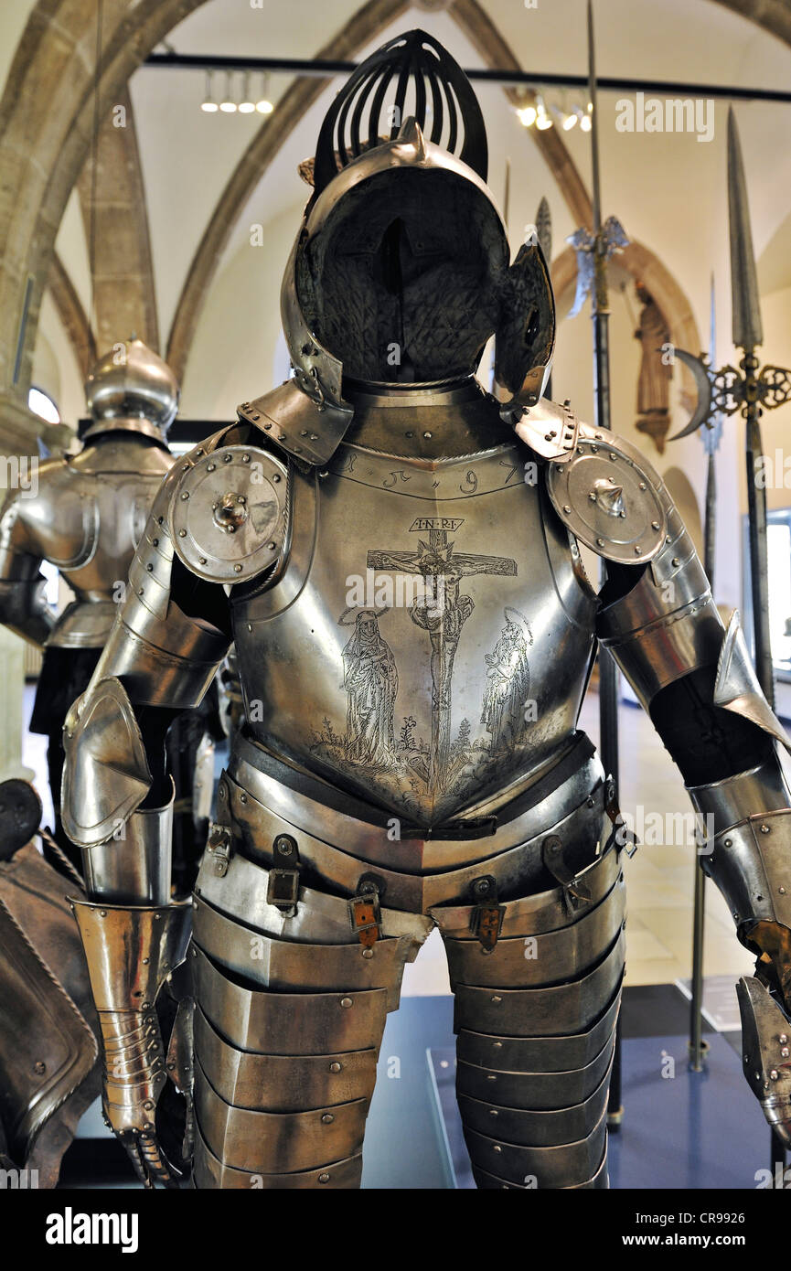 Hall con armatura medievale, piastra completa armatura dalla Germania meridionale, XVI secolo, Museo Nazionale Bavarese Foto Stock