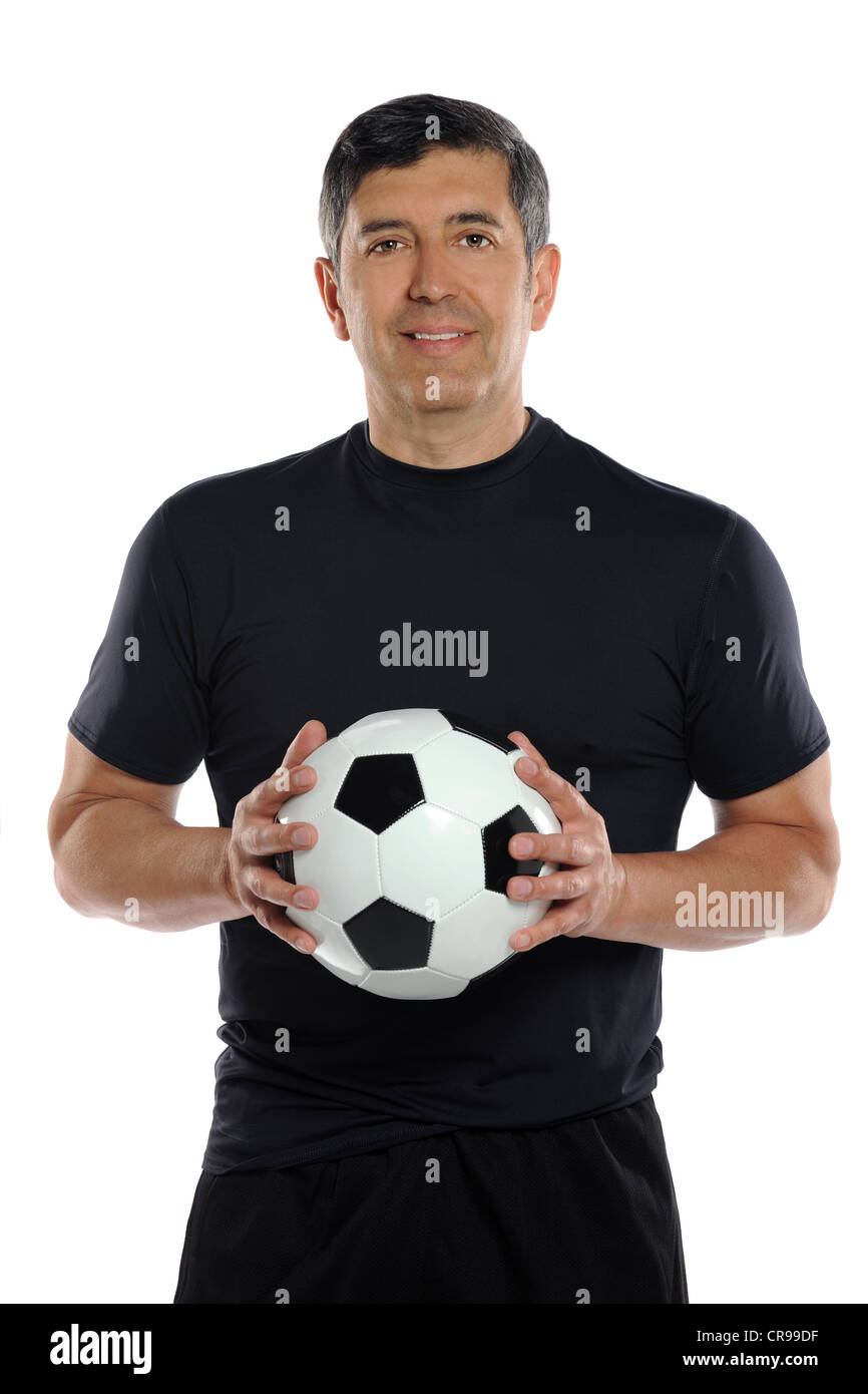 Maturo uomo ispanico tenendo palla calcio (calcio) isolato su sfondo bianco Foto Stock
