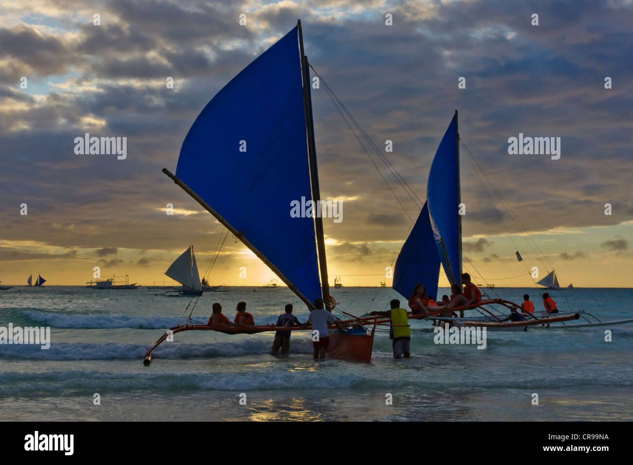 Barche a vela al tramonto, Boracay Island, Aklan Provincia, Filippine Foto Stock
