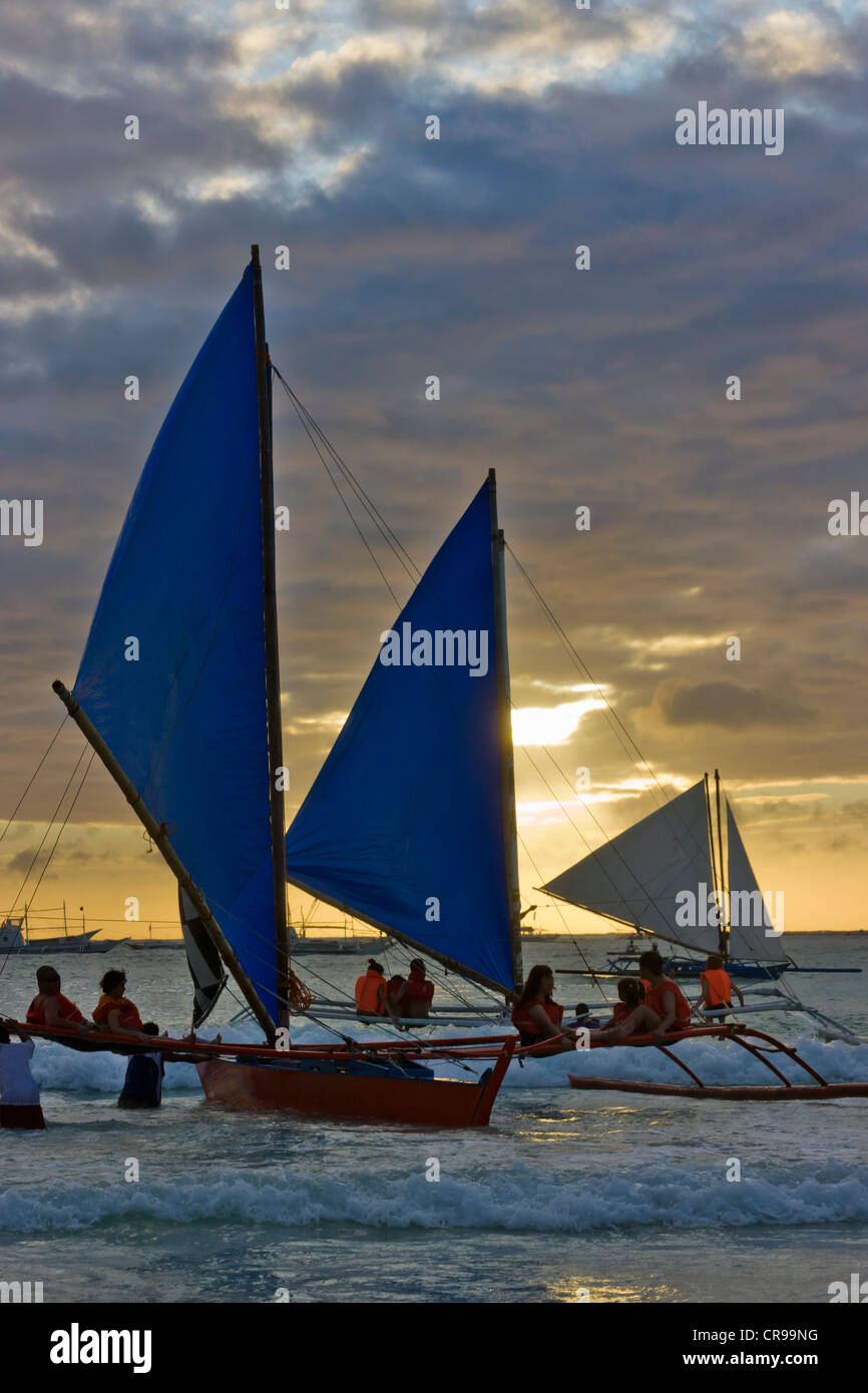 Barche a vela al tramonto, Boracay Island, Aklan Provincia, Filippine Foto Stock