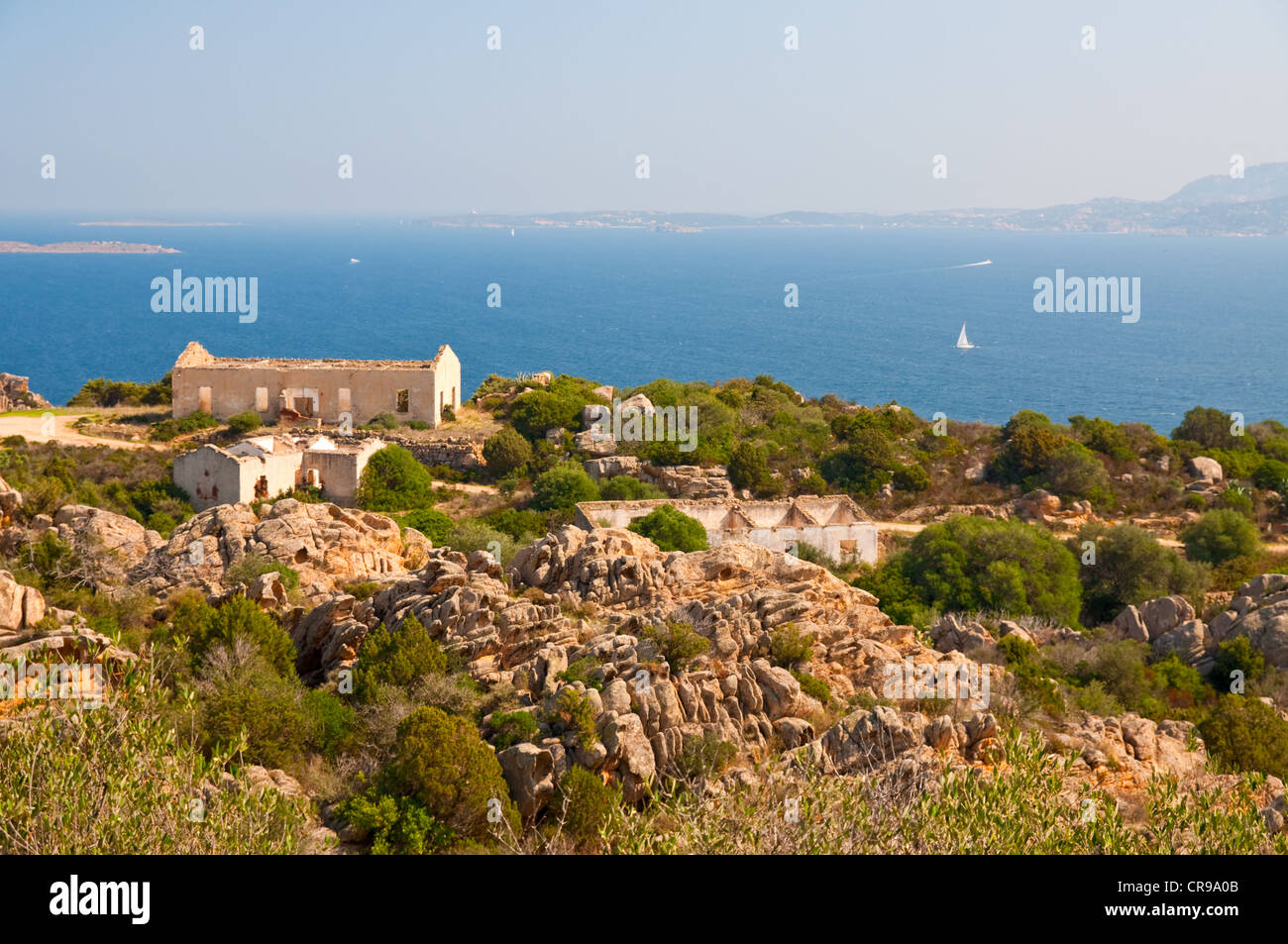 Il Vecchio Militare Caserme Abbandonate Su L Isola Di Sardegna Foto Stock Alamy