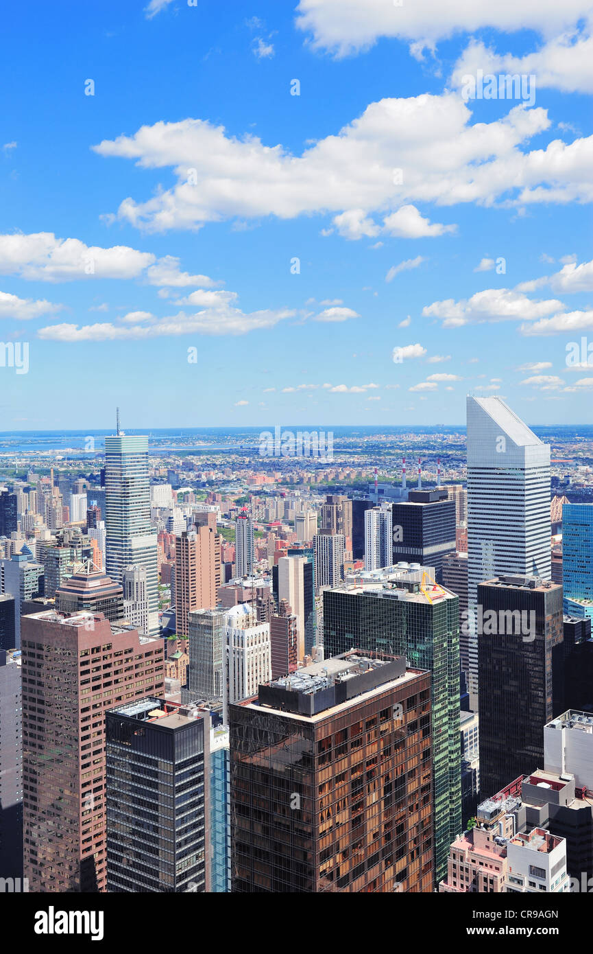 New York City Manhattan Midtown antenna vista panorama con grattacieli e cielo blu nel giorno. Foto Stock