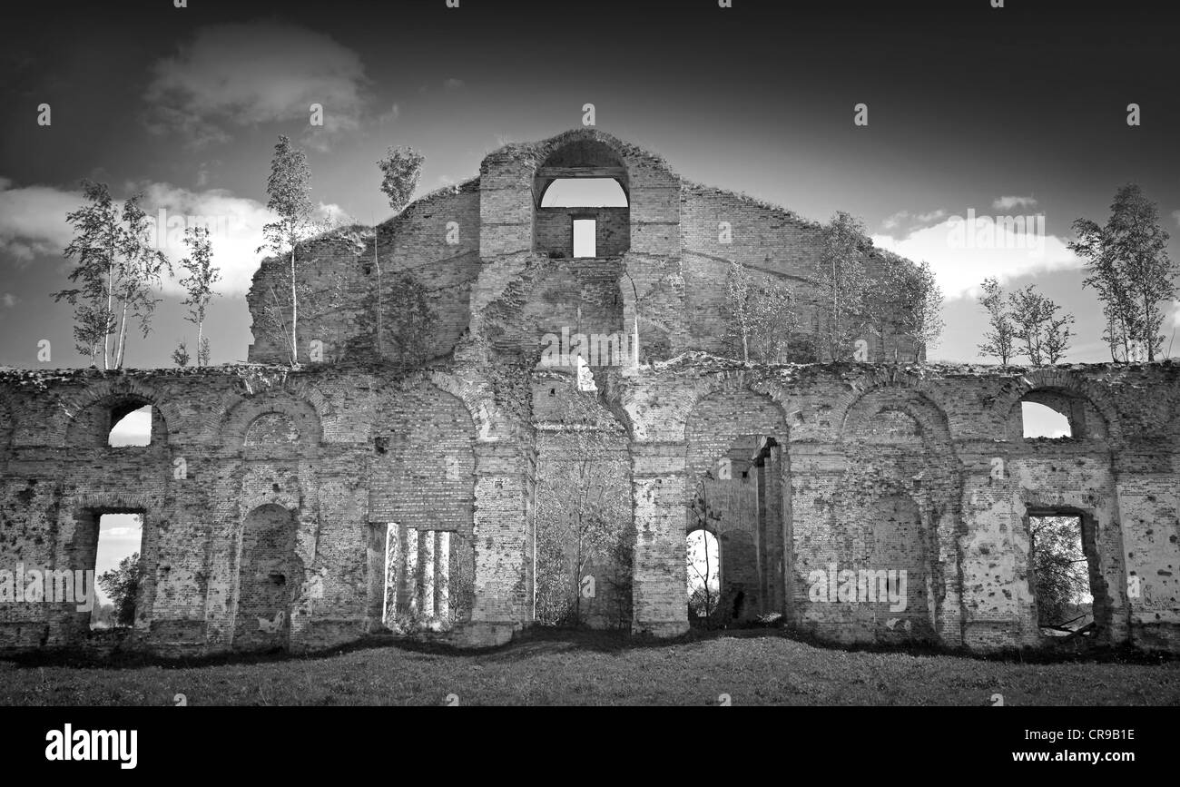 Abbandonato il russo landmark: rovine di vecchi quartieri militari. È stato costruito in 6 anni dal 1818. Architetto - Vasily Petrovich Stasov. Foto Stock