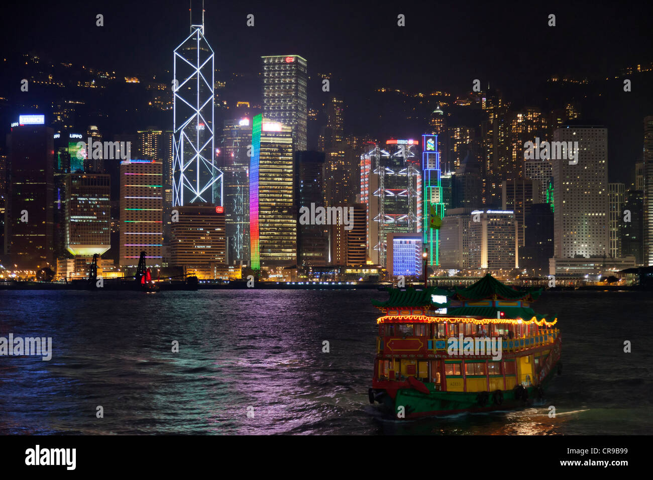 Una imbarcazione turistica Victoria Harbour di notte, Hong Kong Foto Stock