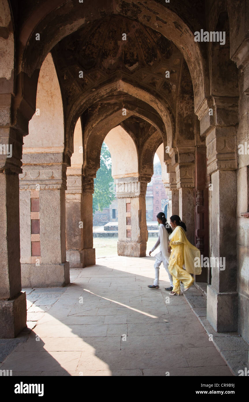 Le donne nel tradizionale abito indiano esplorare la la tomba di Humayun Sito Patrimonio Mondiale di Delhi, India. Foto Stock